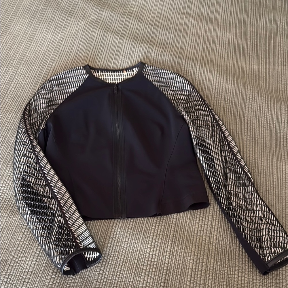 Elie Tahari Black and White Patterned Top